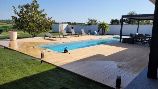 Contour piscine à Poule les Echarmeaux